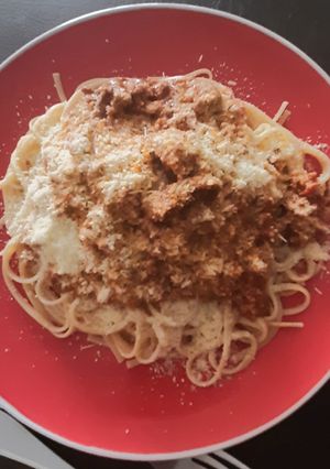 Una foto de Tallarines con salsa boloñesa