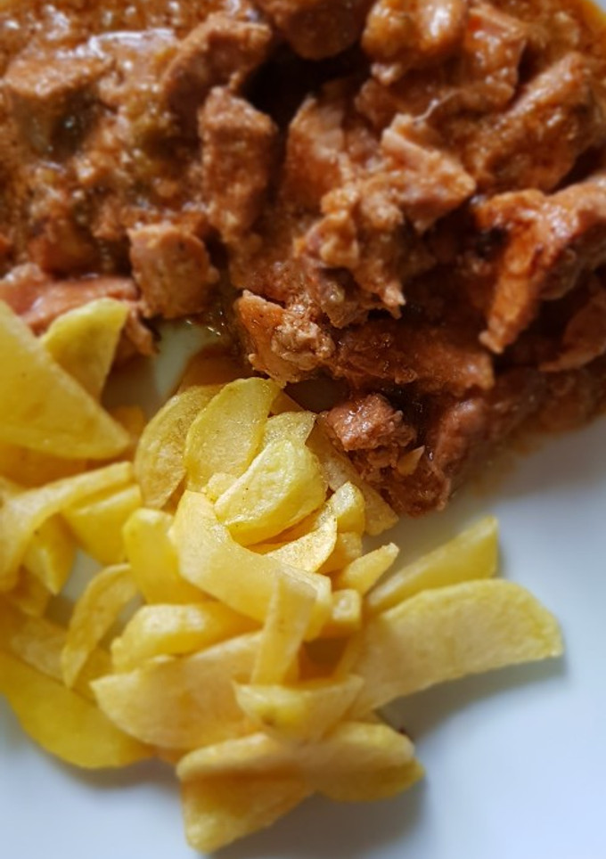 Una foto de Carne de cerdo en salsa en olla gm D