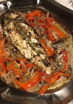 Une photo de Queue de lotte aux poivrons rouges, oignon et herbes au vin blanc et citron