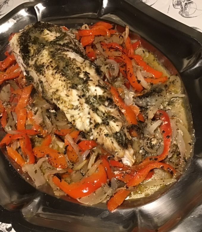 Une photo de Queue de lotte aux poivrons rouges, oignon et herbes au vin blanc et citron