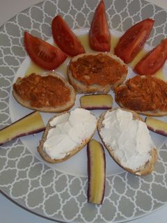 Una foto de Aperitivo de sobrasada y queso philadelphia
