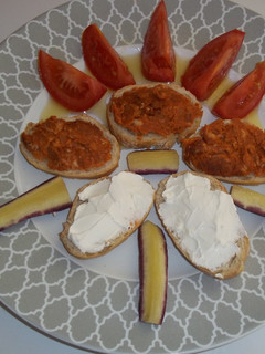 Una foto de Aperitivo de sobrasada y queso philadelphia