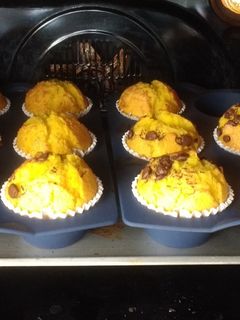 Una foto de Magdalenas de naranja con pepitas de chocolate