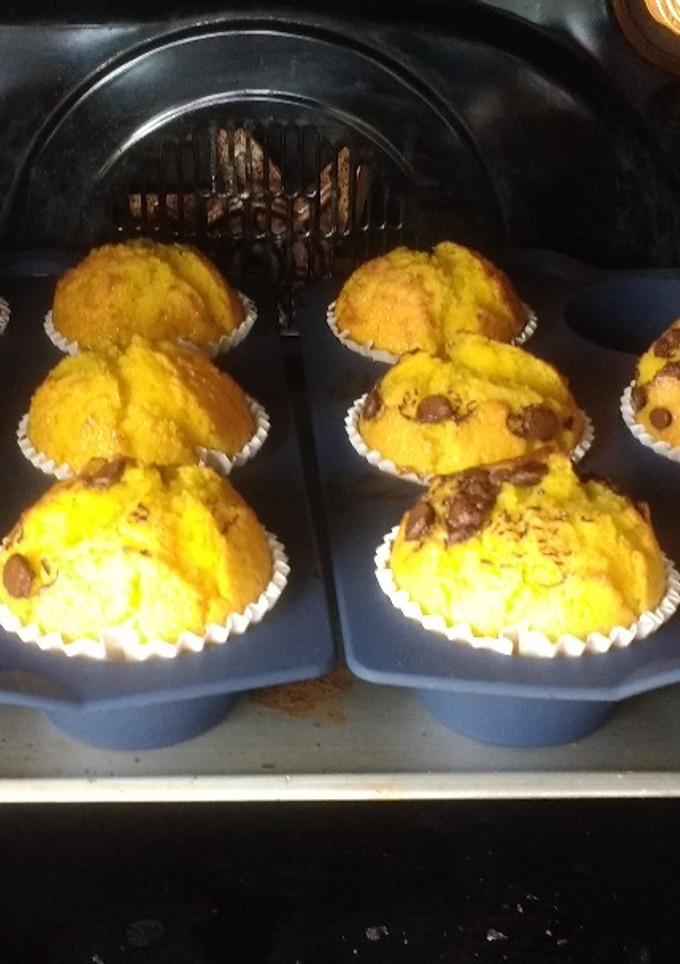 Una foto de Magdalenas de naranja con pepitas de chocolate