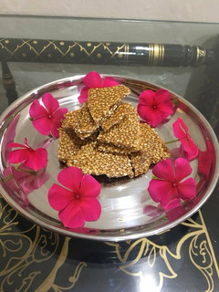 तिल चिक्की (Till chiki recipe in hindi) रेसिपी मुख्य फोटो