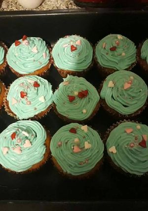 Una foto de Cupcakes de vainilla con buttercream de queso crema