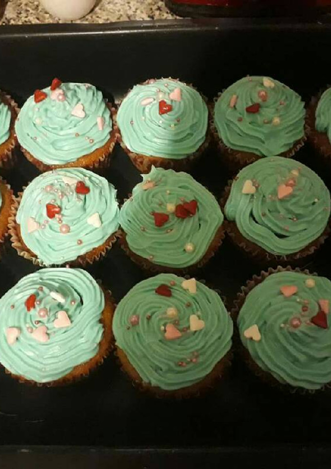 Una foto de Cupcakes de vainilla con buttercream de queso crema
