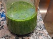 Una foto de chimichurri de albahaca