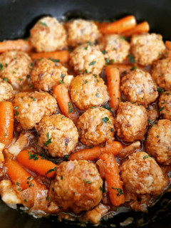 Una foto de Albóndigas de calamar con panceta ibérica y zanahorias