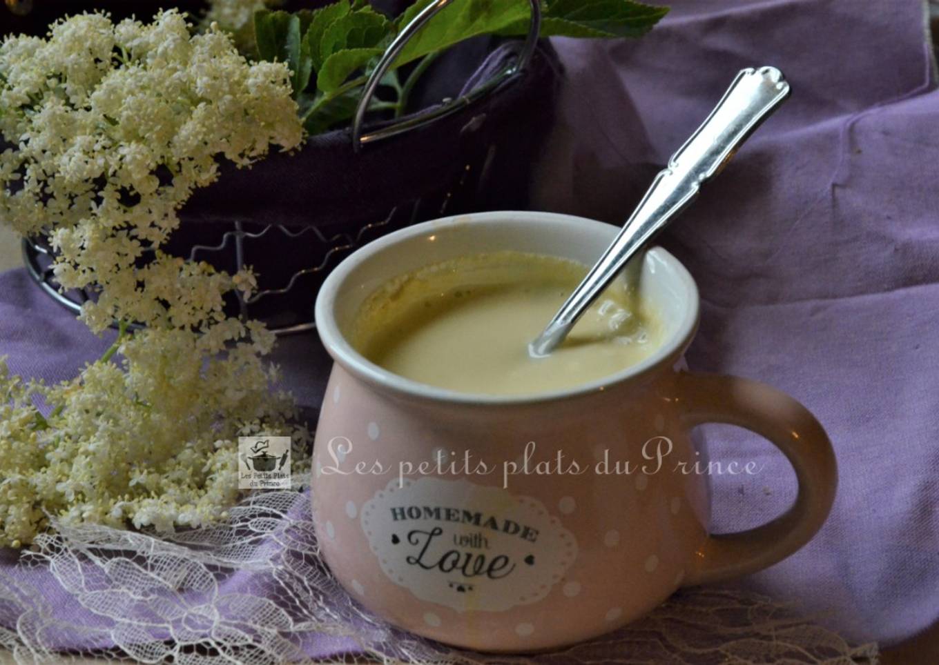 Petit pot de crème parfumée à la fleur de sureau noir