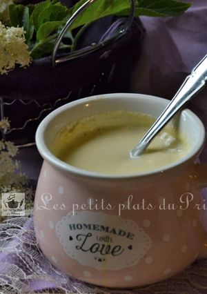 Une photo de Petit pot de crème  parfumée à la fleur de sureau noir
