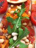 Berenjenas horneadas con tomate semillas y diente de león