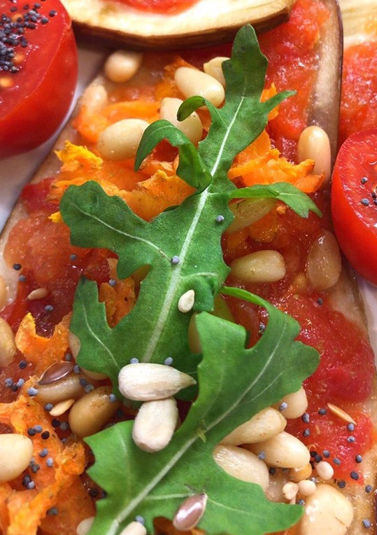 Una foto de Berenjenas horneadas con tomate semillas y diente de león
