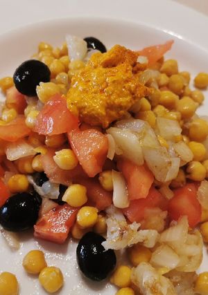 Una foto de Empedrat de bacallà amb cigrons 'pedrosillanos' i romesco