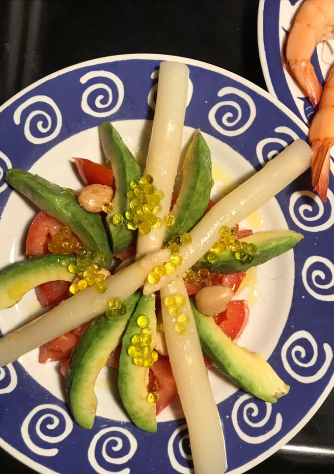 Una foto de Mini ensaladita con caviar de aceite