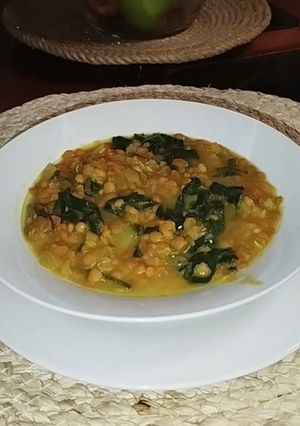 Una foto de Dhal o Guiso de Lentejas al curry con vegetales