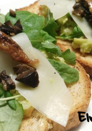 Una foto de Tostadas con guacamole