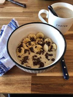 Une photo de Porridge chocolat banane