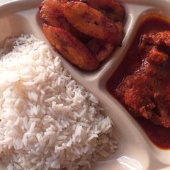 A picture of White rice with stew and dodo.