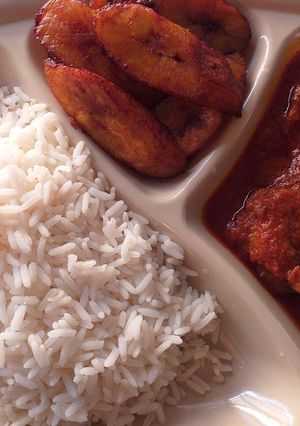 A picture of White rice with stew and dodo.
