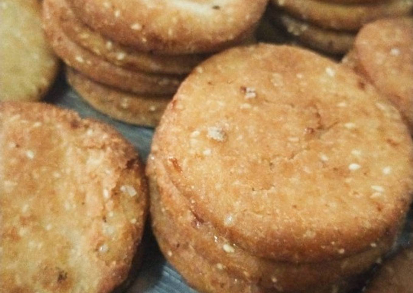 Perfect meethi tikiya with sesame seeds and coconut !