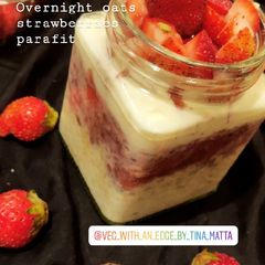 A picture of Overnight strawberries smoothie parafit in almond milk.