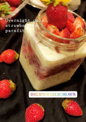 A picture of Overnight strawberries smoothie parafit in almond milk.