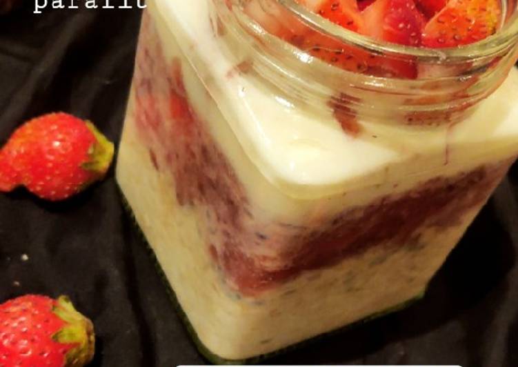 Overnight strawberries smoothie parafit in almond milk