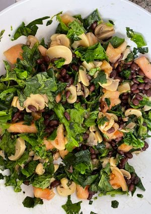 Una foto de Ensalada rápida de porotos negros