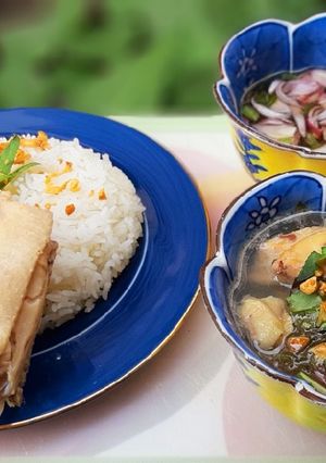 Hình của món Cơm gà luộc và canh gà lá giang.