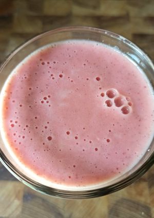 Una foto de Smoothie de manzana y frutillas congeladas