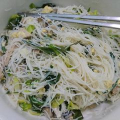 A picture of Stir fry bee hoon.