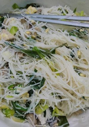 A picture of Stir fry bee hoon.