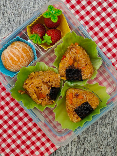 Foto resep Onigiri Nasi Goreng Ayam Bakar Suwir Wortel