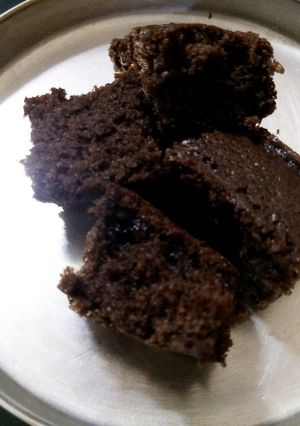 અખરોટ ચોકલેટ કેક (Walnuts Chocolate Cake Recipe in Gujarati) રેસીપી મુખ્ય ફોટો
