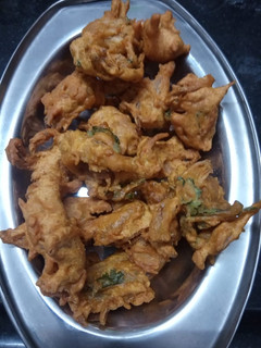 કાંદા ના ભજીયા -(kandana bhajiya recipe in Gujarati) રેસીપી મુખ્ય ફોટો