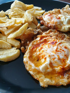 Una foto de Patatas fritas con huevos