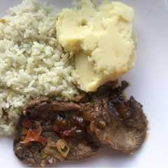 A picture of Arroz de pimentón con lengua guisada.
