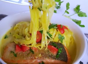 Une photo de Linguine de poireaux et saumon au curry