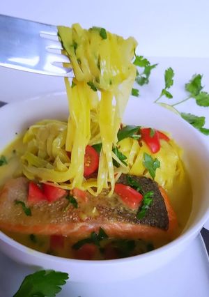 Une photo de Linguine de poireaux et saumon au curry