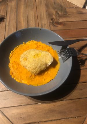 Une photo de Cabillaud, crumble parmesan piment et zeste d’orange, purée de butternut