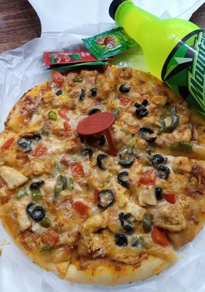 A picture of Chicken tikka pizza.