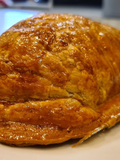 Una foto de Hojaldre de pollo con queso de cabra