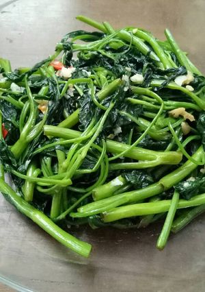 Hình của món Rau muống om tỏi giòn xanh.