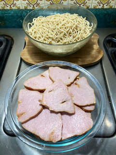 Una foto de Cerdo 🐷 con pasta 🍝 a la jauregrill