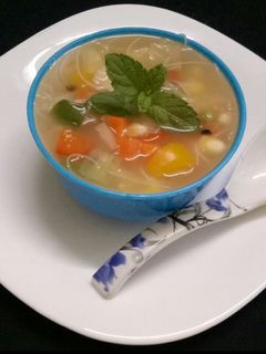 ভেজ স্যুপ উইথ রাইস নুডলস (Veg soup recipe in Bangali) রেসিপির প্রধান ছবি