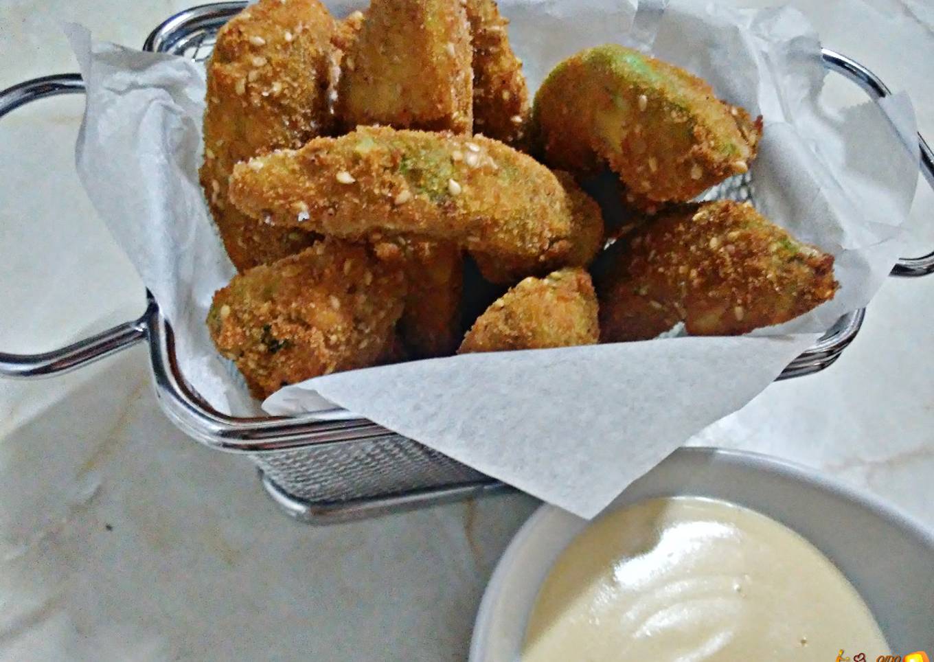 Aguacates empanados con salsa de queso mozzarella