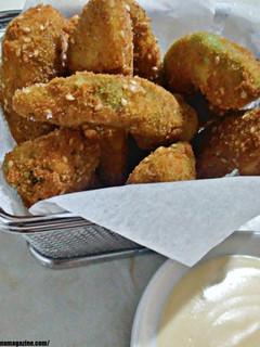 Una foto de Aguacates empanados con salsa de queso mozzarella