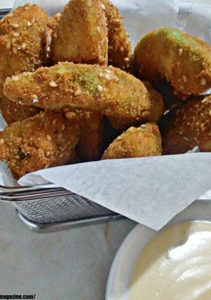 Una foto de Aguacates empanados con salsa de queso mozzarella