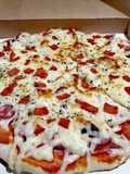Pizza de jamón, aceituna y peperoni